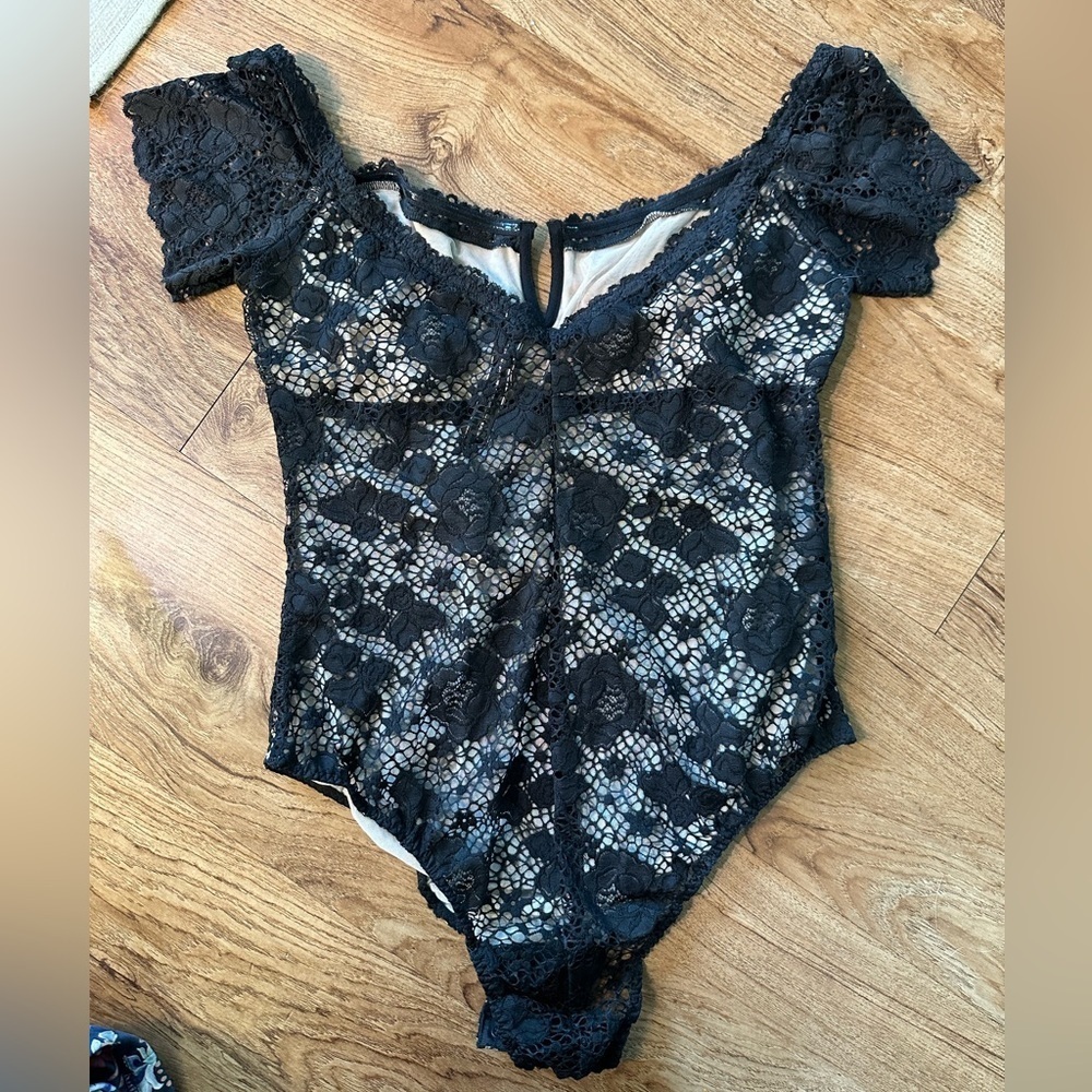 Victorias Secret Lace Semi Sheer/Sheer Body Suit with Flutter Sleeves. Large - Picture 7 of 8